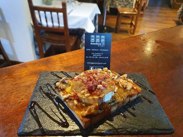 TOSTA DE MERMELADA DE BOLETUS CON CEBOLLA CARAMELIZADA Y REDUCCIÓN BALSÁMICA DE CHOCOLATE NEGRO