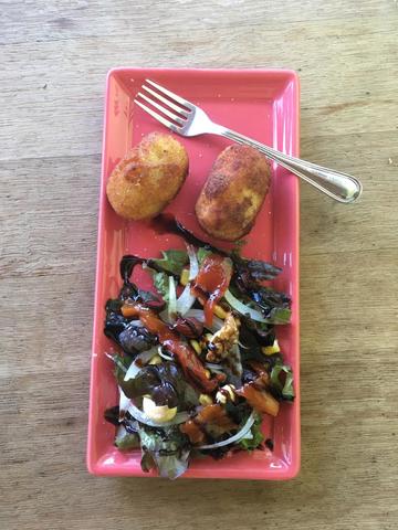 Croquetas de bacalao con pasas e ensalada de frutos secos