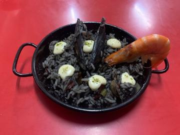 Arroz negro con sepia, mariscos e alioli de lima