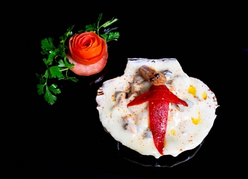 Vieira rechea con delicias do mar gratinada