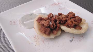 TAPA TORTOS CON PICADILLO Y SALSA DE CABRALES