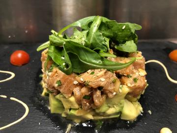 TAPA TARTAR DE SALMÓN Y AGUACATE CON RÚCULA, SALSA DE LIMÓN Y SÉSAMO