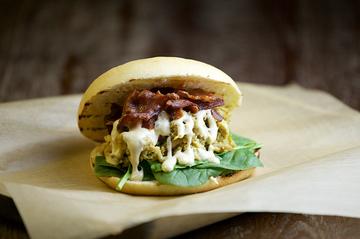 TAPA  HAMBURGUESA DE POLLO GUISADO CON ESPECIAS RAS EL HANOUT, SALSA DE MOSTAZA Y MIEL Y BEICON CRUJIENTE