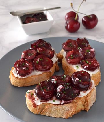 TAPA TOSTA DE CEREZAS CON QUESO DE CABRA