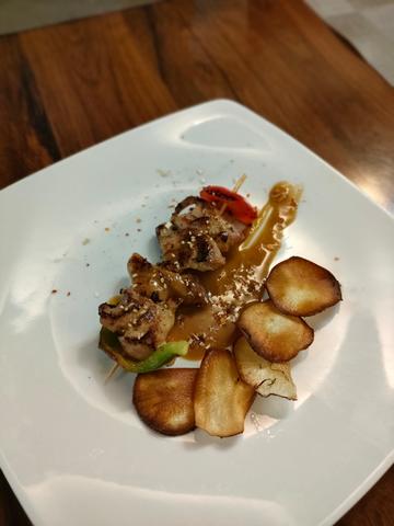 BROCHETA DE POLLO CON SALSA SATAY Y CHIPS DE YUCA