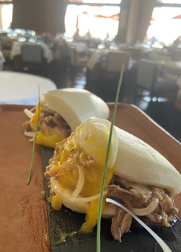 BAO RELLENO DE COSTILLA IBÉRICA, CEBOLLETA MORADA Y MAHONESA DE MANGO