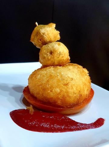 TORREÓN DE ESFERAS RELLENAS SOBRE SALSA ROJA (fogón)