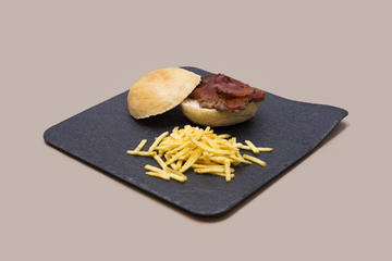 Hamburguesita de buey, bacon crujiente y s. barbacoa