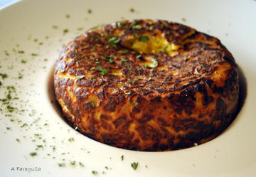 TORTILLA DE PATACA AFUMADA CON ENSALADA DE CANÓNIGOS E TOMATES RABIOSOS