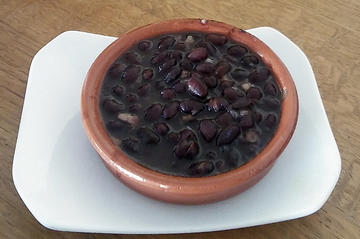 FABAS NEGRAS CON TOUCIÑO ENTREFEBRADO (FEIJOADA)