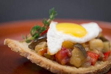 Pisto de verduras ao estilo das Clarisas con ovo de paspallás sobre torrada de Pan de Cea