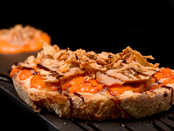 Tosta de ventresca y crema de albariño