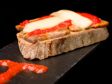 Tosta de chicharrones con crema de pimientos y queso Arzúa-Ulloa