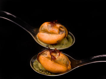 Mejillones de la ría, ñoquis y mojo de algas