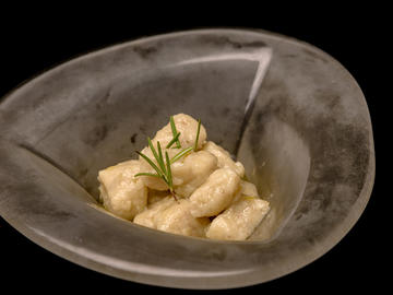 Ñoquis de castaña y patata con aceite de romero