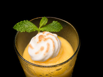 Vaso de naranja y merengue