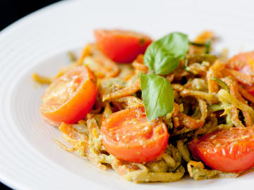 Espaguettis de calabacín y pesto vegano