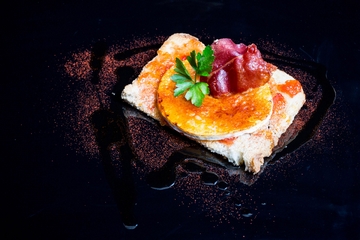 Tosta de pan payés con tomate confeitado, rolo e crocante de xamón