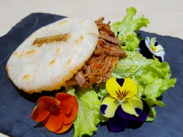 AREPA DE CARNE MECHADA  