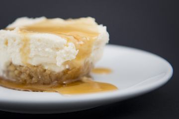 Torta de queixo do Cebreiro con base de noces, mel e figos