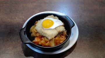 Bacalao sobre cuna de pisto con huevo de codorniz